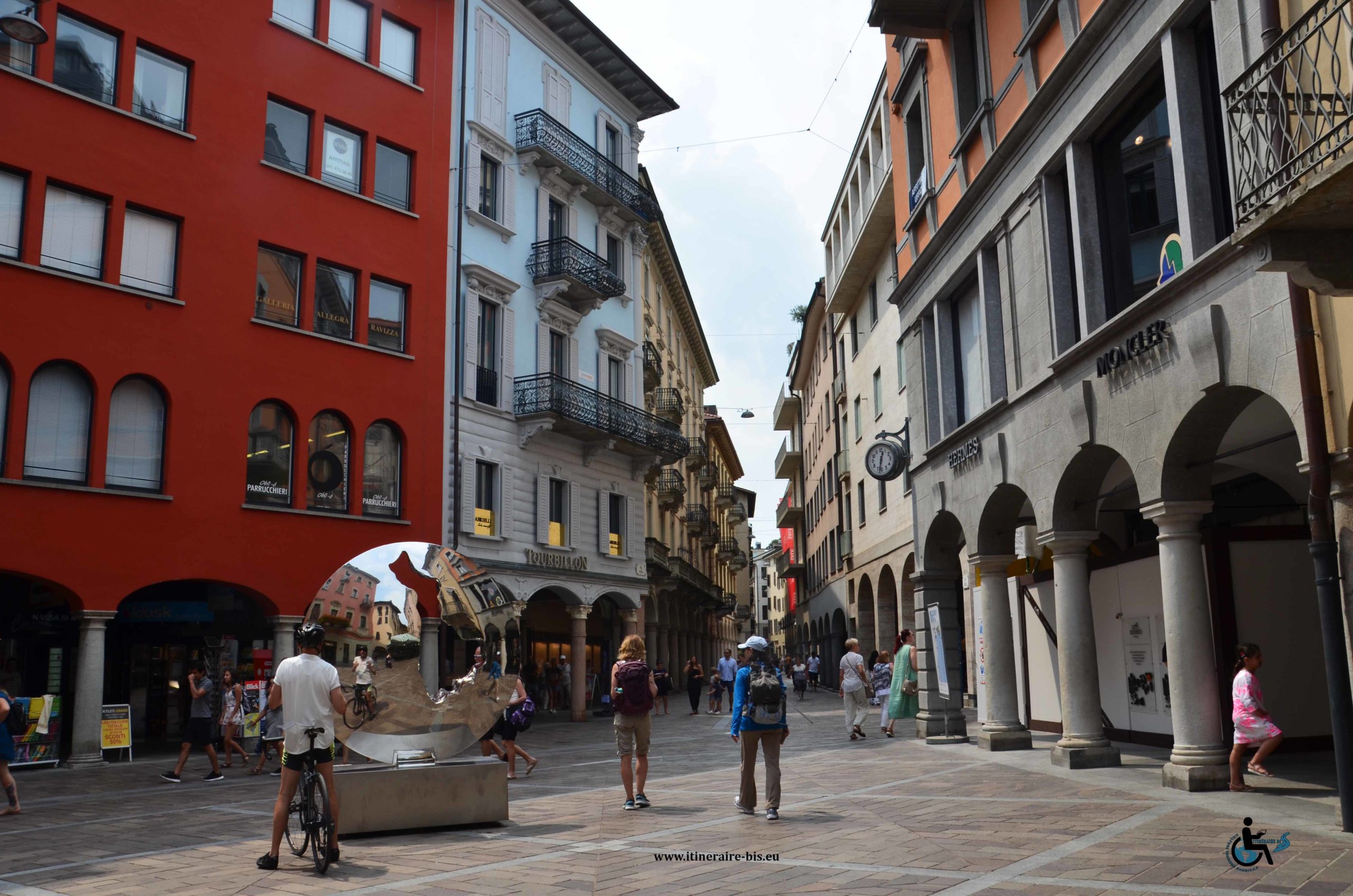 Place avec sculpture à Lugano
