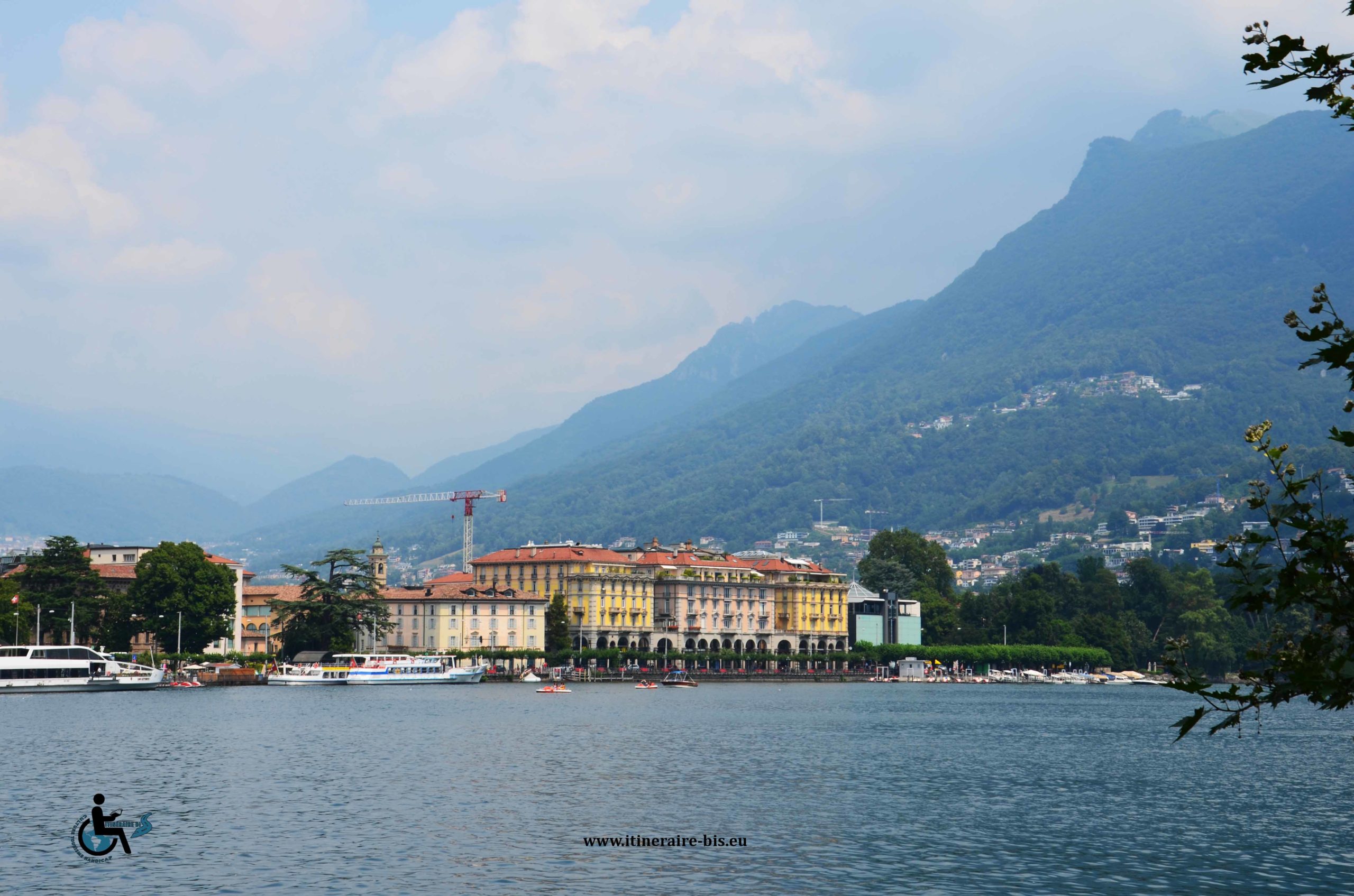 Le lac de Lugano avec vue sur les maisons colorées