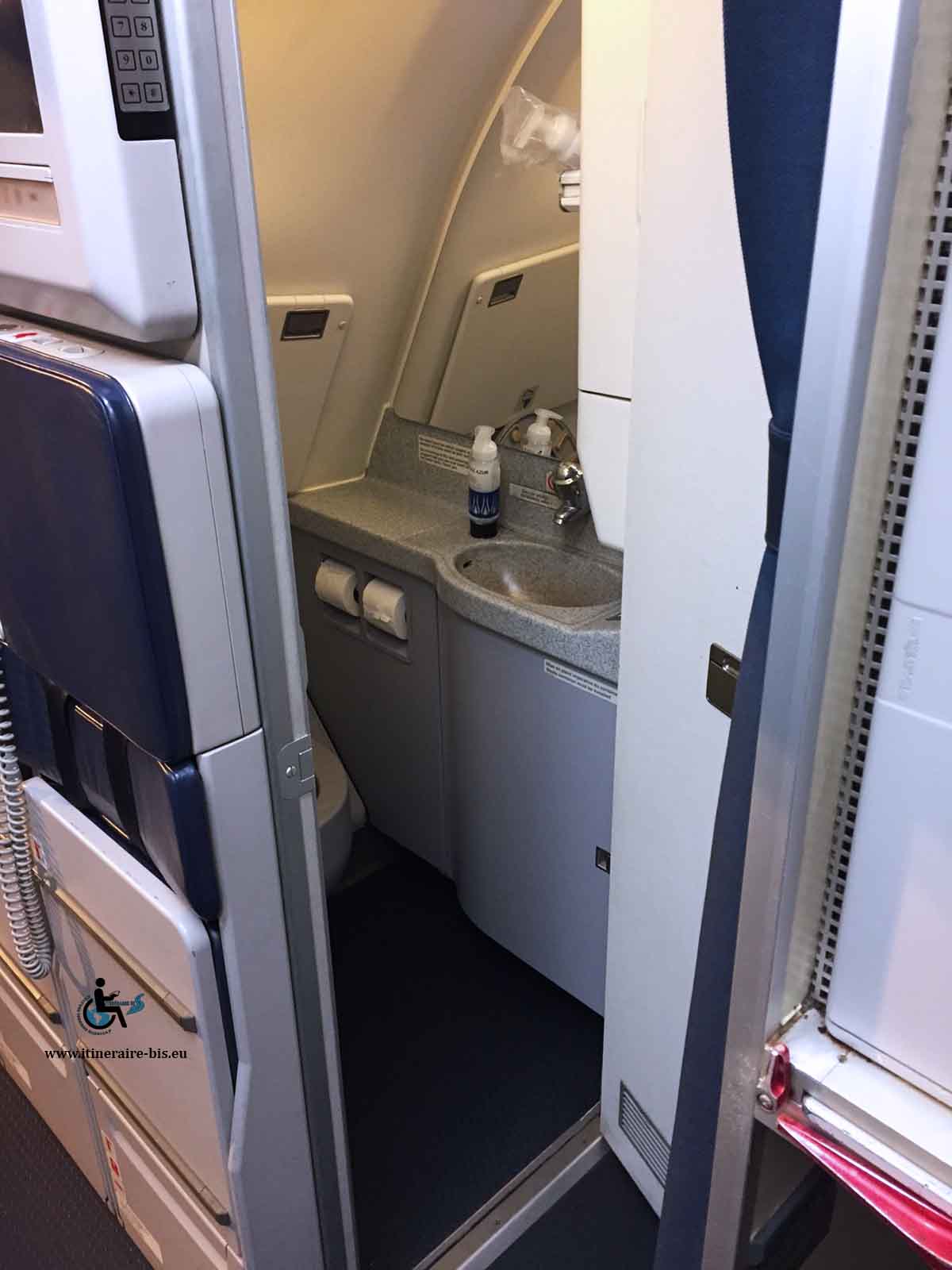 Il existe des toilettes un peu plus large dans certain avion
